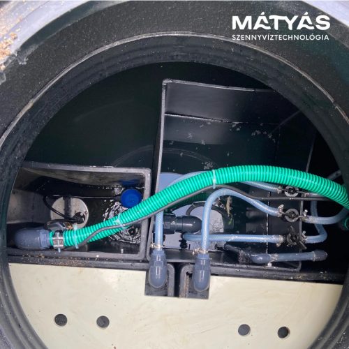 BioFicient A (4LE) típusú háztartási szennyvíztisztító MBBR (lebegőágyas) technológiával, 1 - 4 személyig, 0.6 m3/nap kapacitással, belső gépészettel