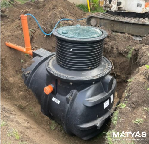 BioFicient 1 (6LE) házi szennyvíztisztító berendezés MBBR technológiával, 1 - 6 személyig, 0.9 m3/napig, belső gépészettel, gravitációs kivezetéssel