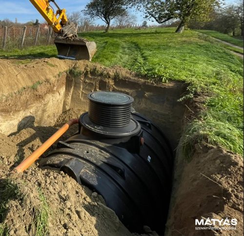 RainStorePRO 10000 esővíz/szennyvíz tartály, 10000L (10 m3) kapacitással, zárható fedéllel és gyári nyakmagasítóval