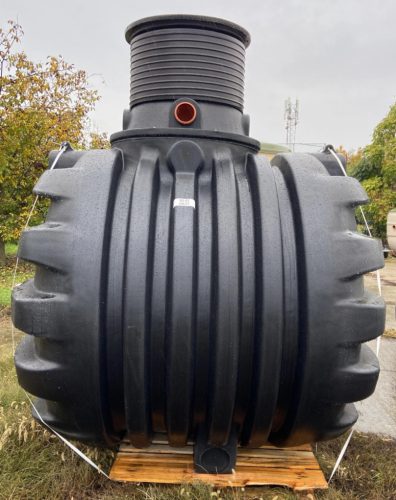 RainStorePRO 4500 esővíz/szennyvíz tartály, 4500L (4,5 m3) térfogattal, zárható lépésálló fedéllel, nyakmagasítóval és több bekötési lehetőséggel