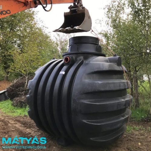 RainStorePRO 4500 esővíz/szennyvíz tartály, 4500L (4,5 m3) térfogattal, zárható lépésálló fedéllel, nyakmagasítóval és több bekötési lehetőséggel