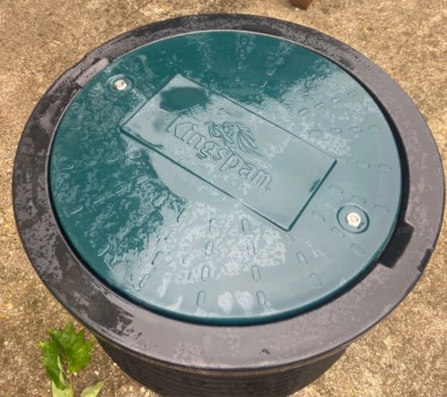 RainStorePRO 4500 esővíz/szennyvíz tartály, 4500L (4,5 m3) térfogattal, zárható lépésálló fedéllel, nyakmagasítóval és több bekötési lehetőséggel